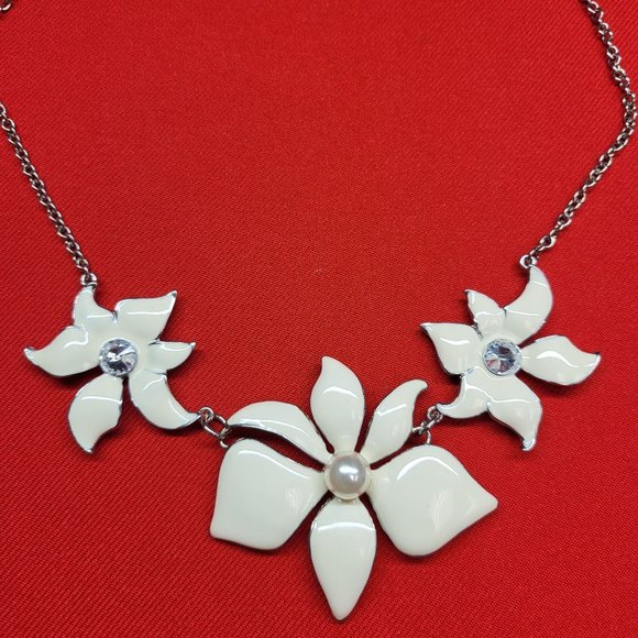 Charming Charlie Floral Earring & Necklace Set - Picture 4 of 14